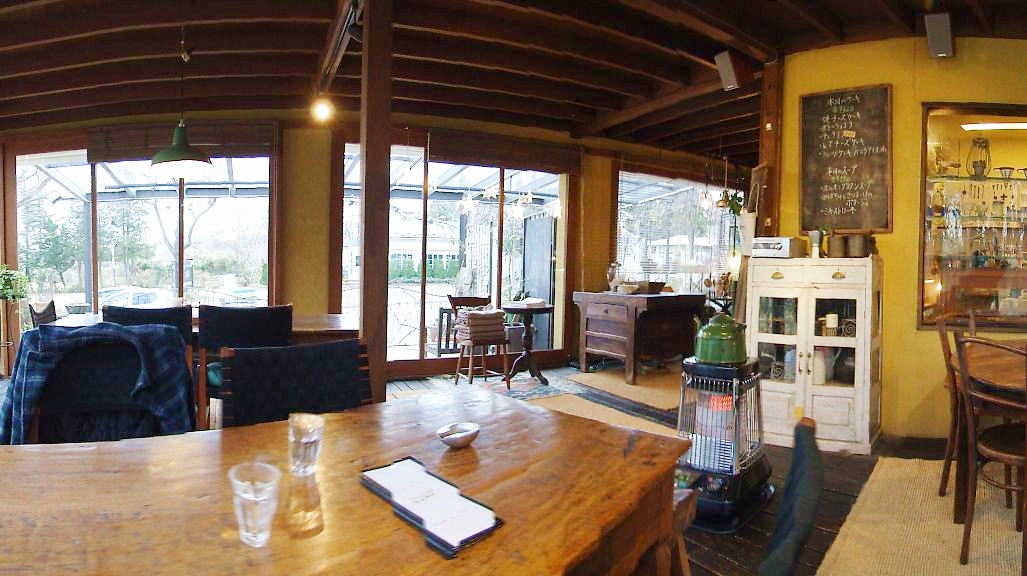 南向きの広い窓、南向きに席が作られていて陽を浴びてとても気持ちいい